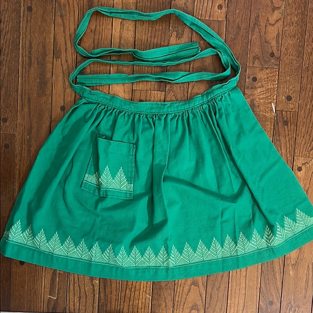 Women's Green Apron with Embroidered Tree Pattern F1.